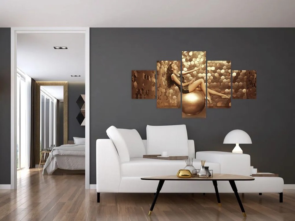 Obraz kobiety w złotym pokoju (125x70 cm)