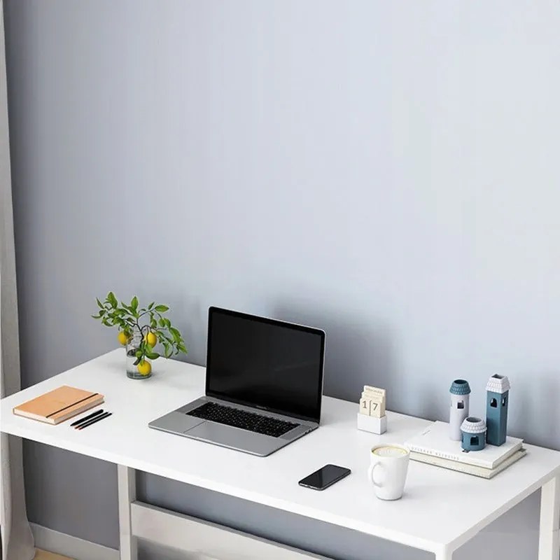 Białe biurko komputerowe w stylu skandynawskim do laptopa