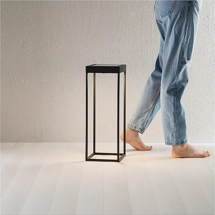 Lampa stołowa CAGE Solar Rechargeable firmy Perenz, ciemnoszara, wys. 50 cm