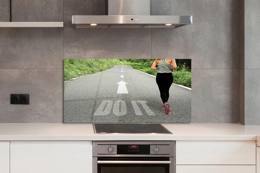 Szkło do Kuchni na Ścianę Kobieta Biegnąca Drogą