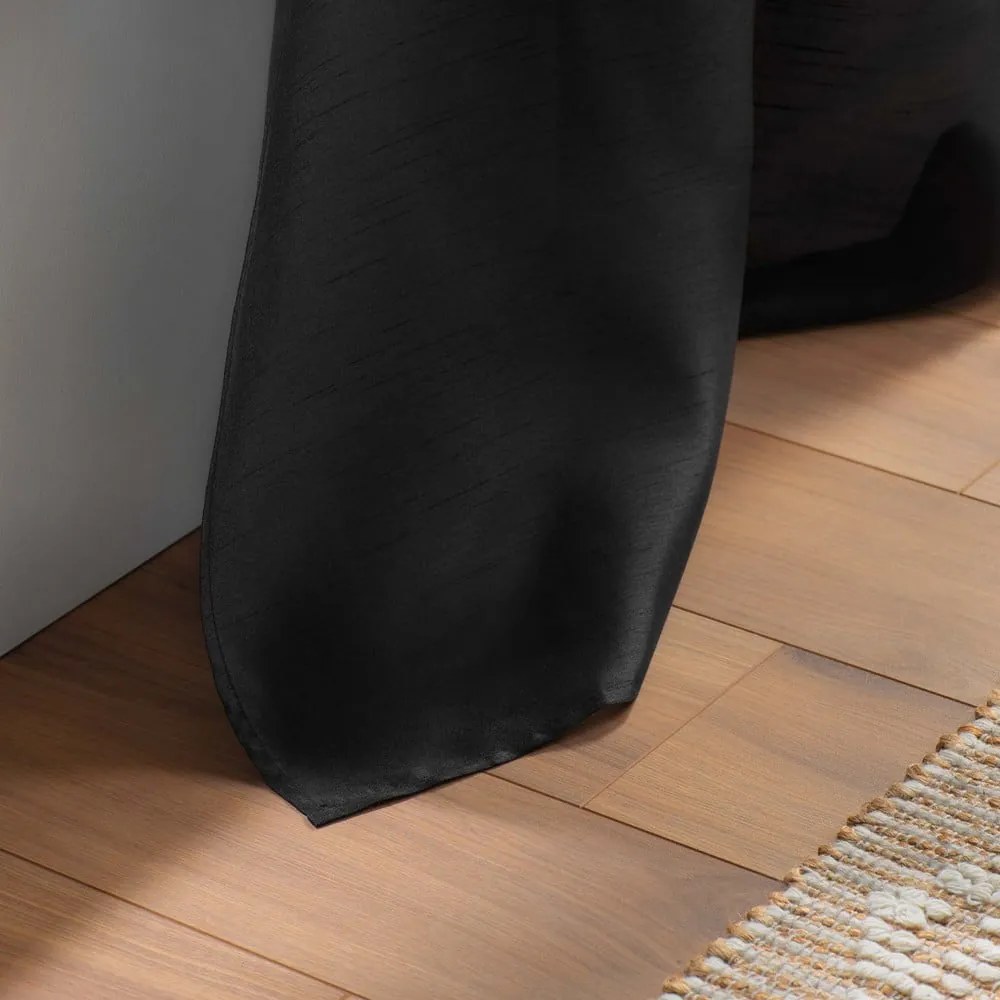 Czarna zasłona z mikrosatyny 140x240 cm Shana – douceur d'intérieur