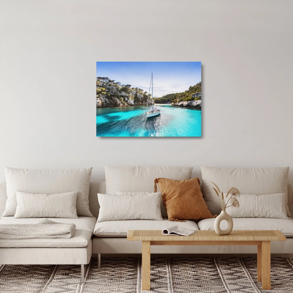 Obraz na szkle - Plaża z żaglówką (70x50 cm)