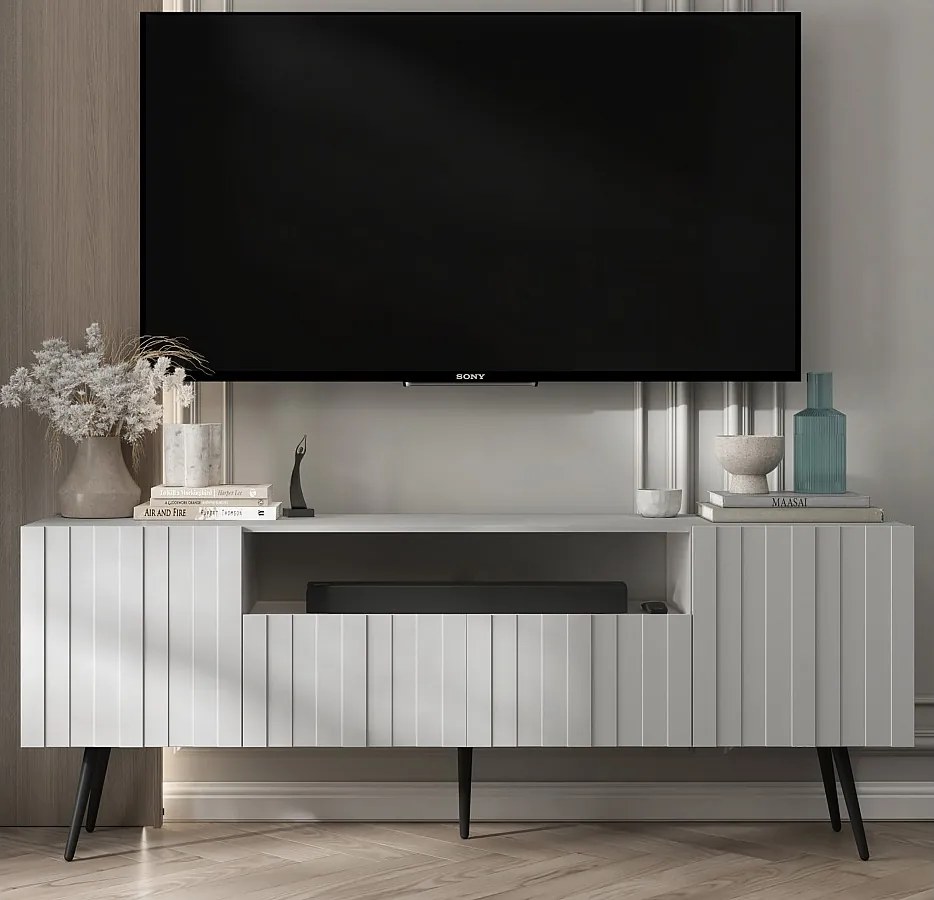 Szafka RTV z 3 drzwiami i wnęką – korpus biały mat, frezowane fronty biały mat – 150 cm, czarne nóżki