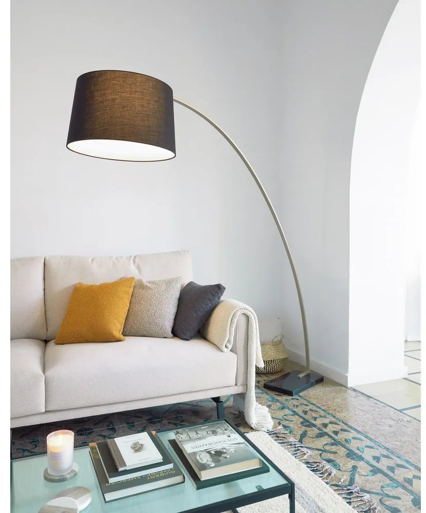 Czarna/w kolorze złota lampa stojąca z tekstylnym kloszem (wysokość 210 cm) Juhe – Kave Home