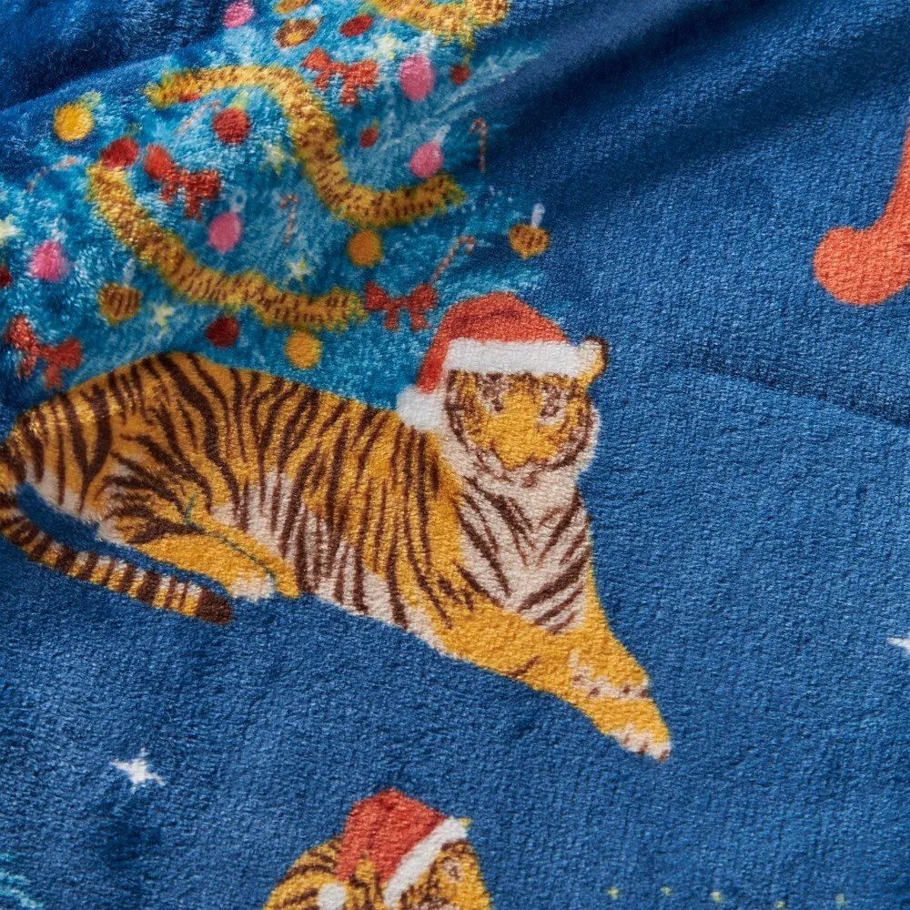 Niebieski koc ze świątecznym motywem z mikropluszu 130x170 cm Christmas Tiger – Catherine Lansfield