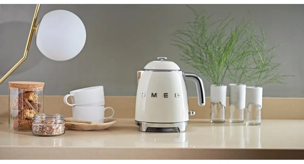 Kremowy czajnik elektryczny ze stali nierdzewnej 800 ml Retro Style – SMEG