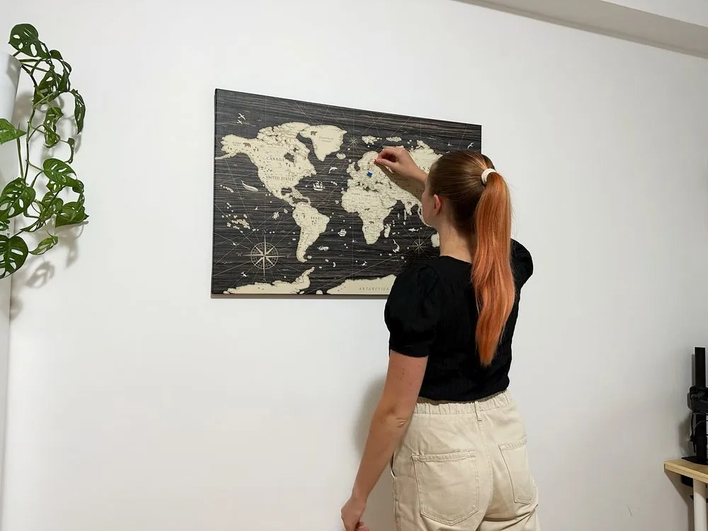 Obraz na korku mapa na drewnianym tle