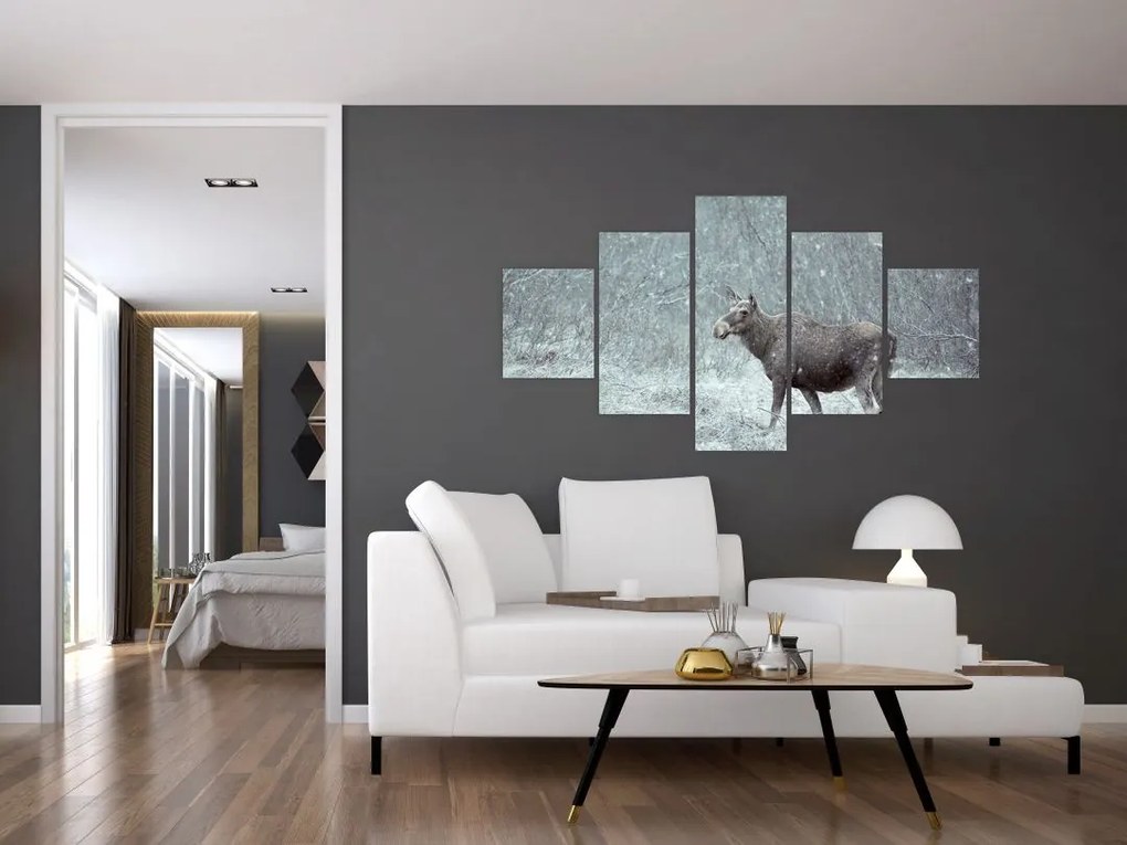 Obraz - Łoś w śnieżnym lesie (125x70 cm)