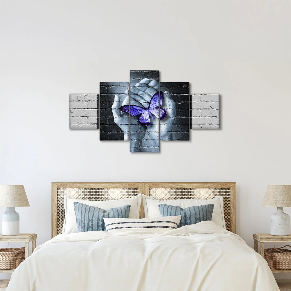 Obraz - Fioletowy motyl na ścianie (125x70 cm)