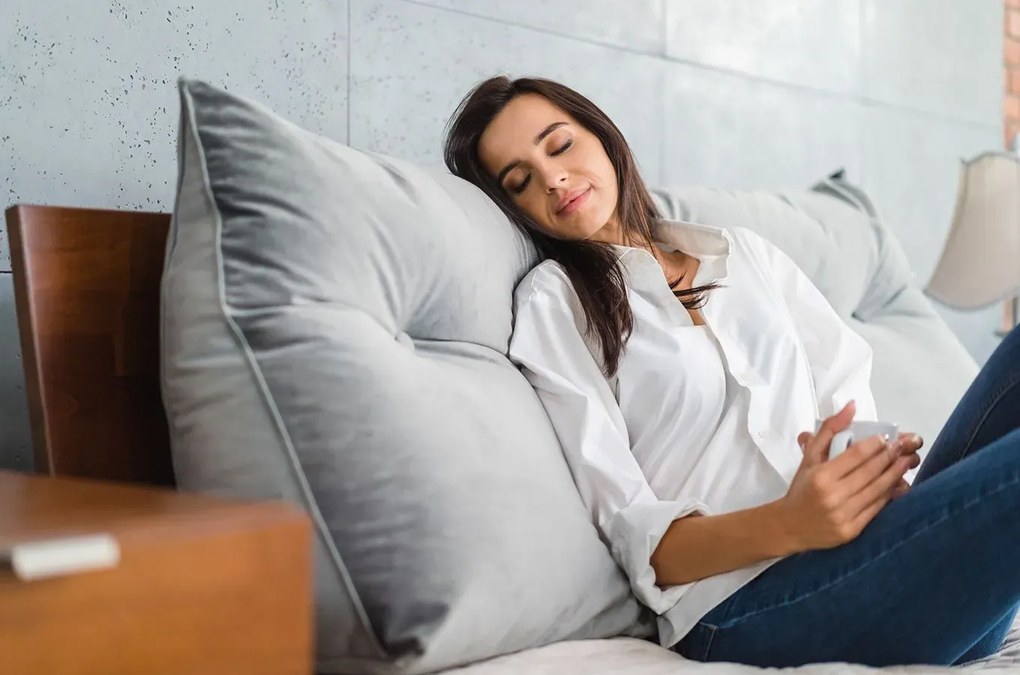 Poduszka na zagłówek PILLOW CHIC VELVET 180 szara SKANDICA