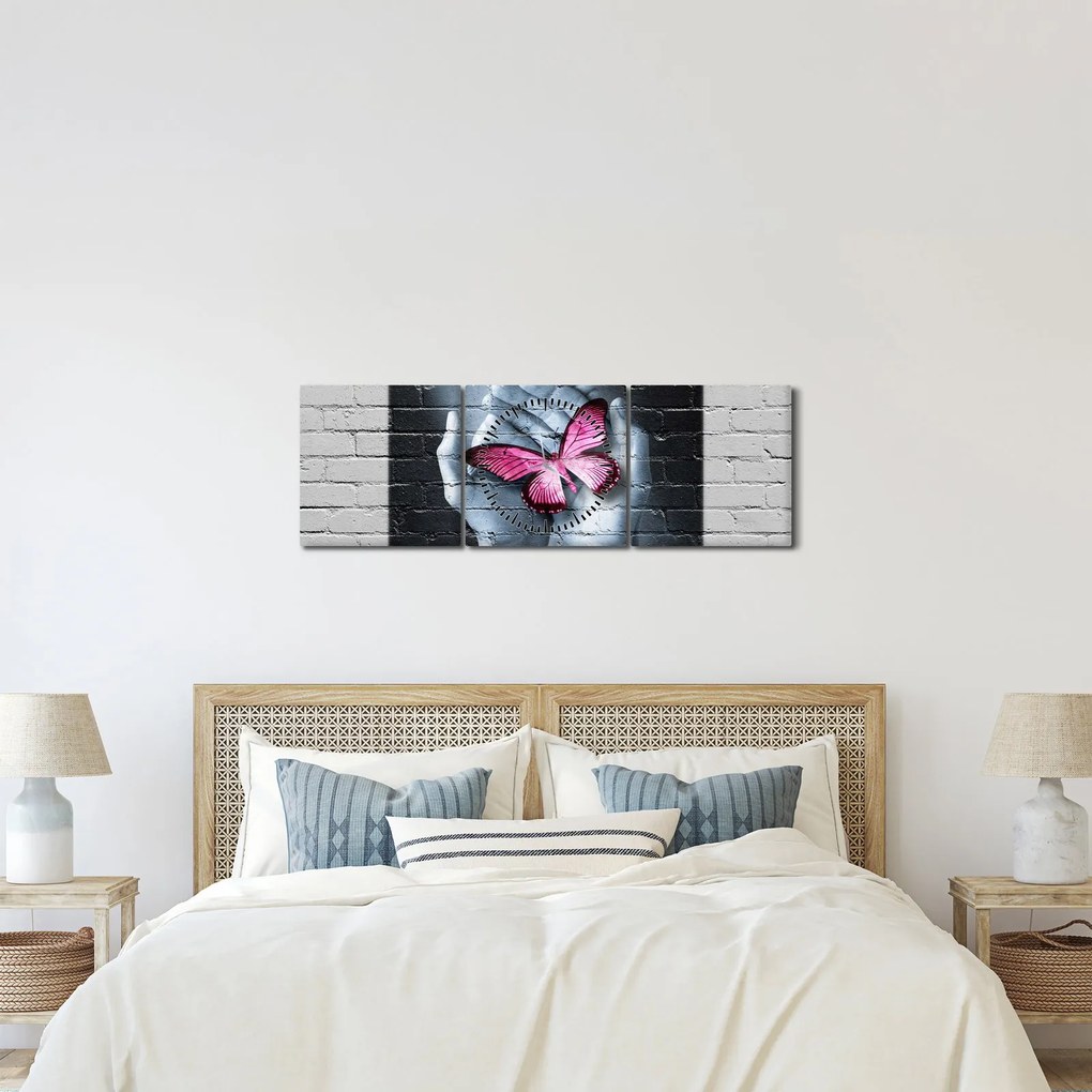 Obraz - Różowy motyl w ścianie (z zegarem) (90x30 cm)