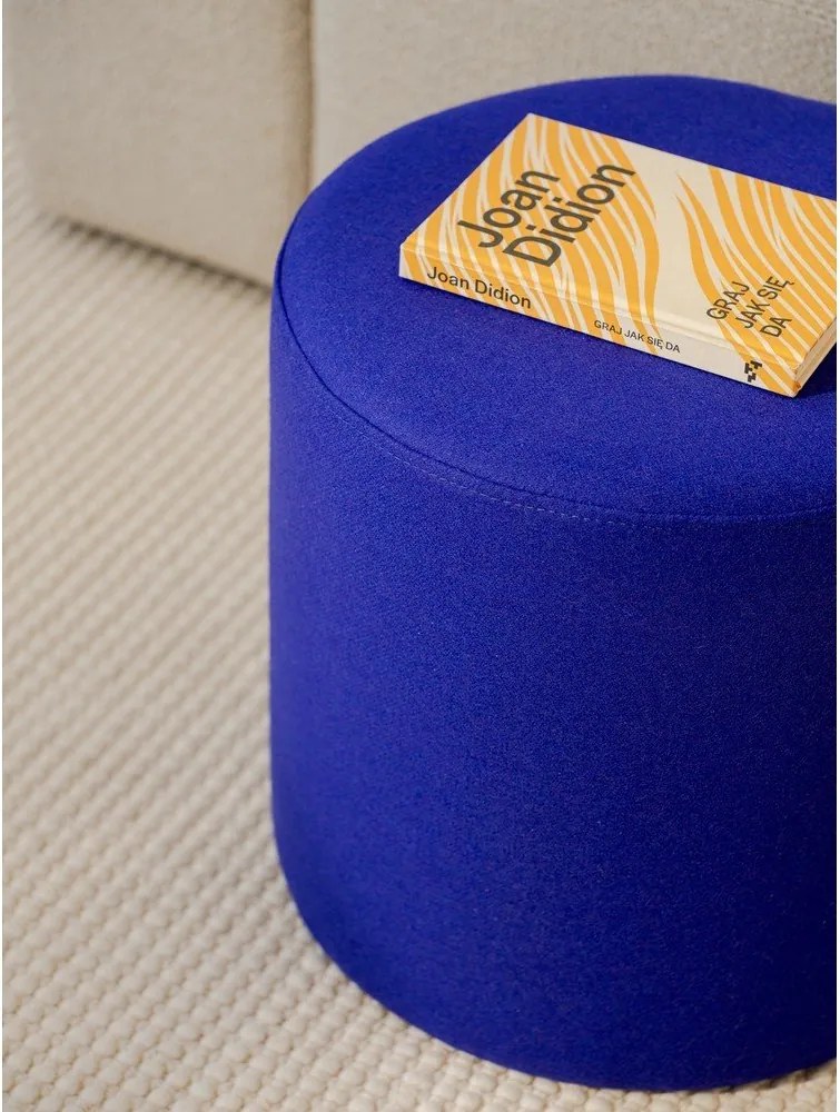 Niebieski wełniany puf Folk – noo.ma