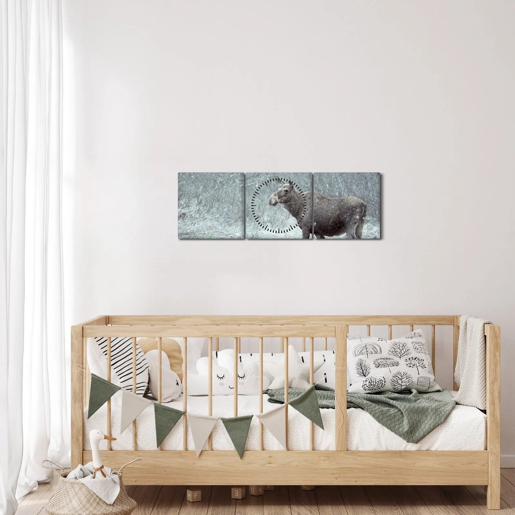 Obraz - Łoś w śnieżnym lesie (z zegarem) (90x30 cm)