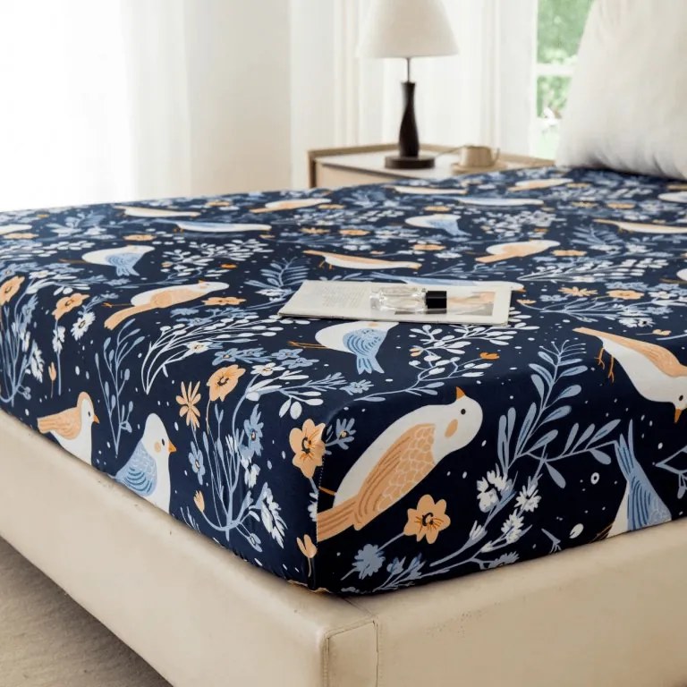PrzytulneMieszkanie.pl Prześcieradło z mikrofibry DENIM BIRDS niebieskie 90x200 cm