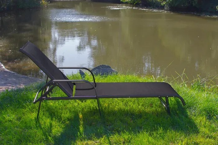 Czarny leżak ogrodowy z regulowanym oparciem S8-A30