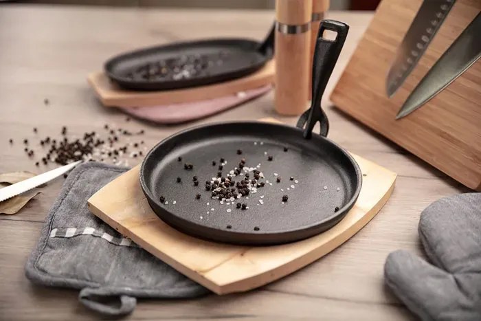 Żeliwna patelnia z odpinaną rączką i drewnianą deską 22cm F8-M39