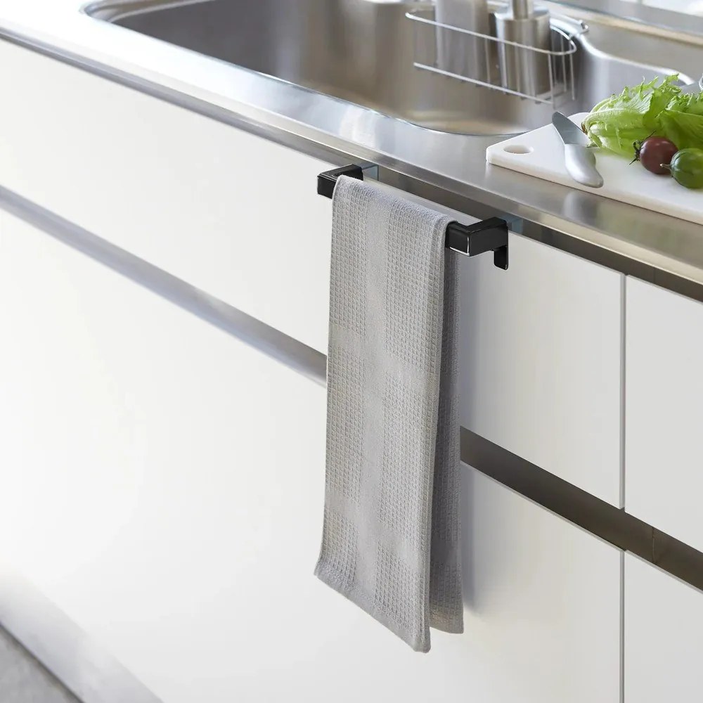 Czarny wiszący wieszak na ścierki kuchenne Tower – YAMAZAKI