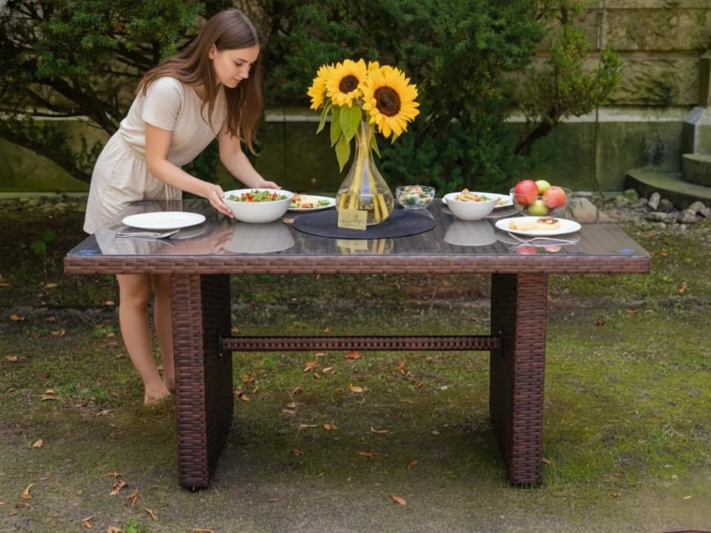 Stół ogrodowy z brązowego technorattanu