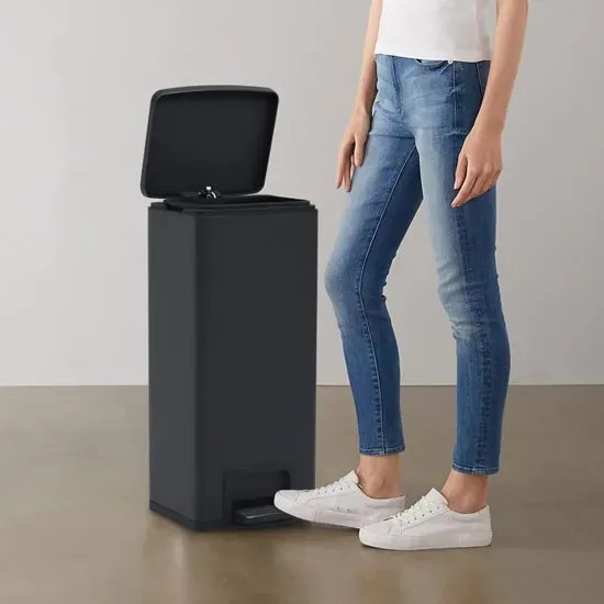 Czarny kosz na odpady bezdotykowy 30L L6-L36