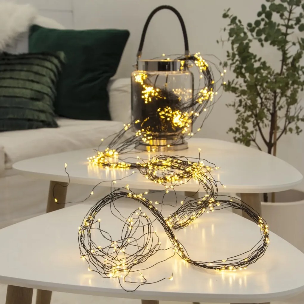 Lampki LED złożone z czarnych drucików