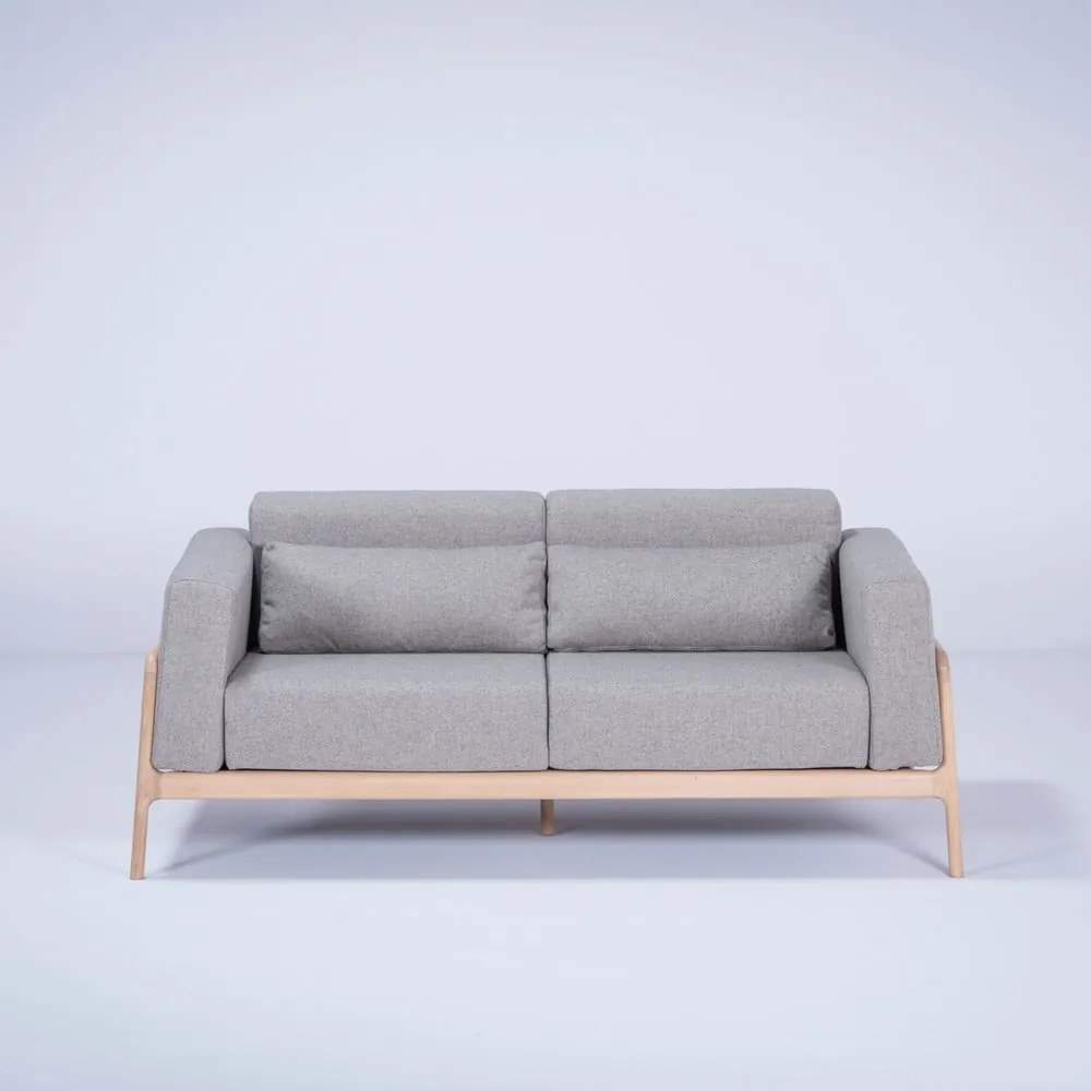 Szara sofa z konstrukcją z litego drewna dębowego Gazzda Fawn, 180 cm