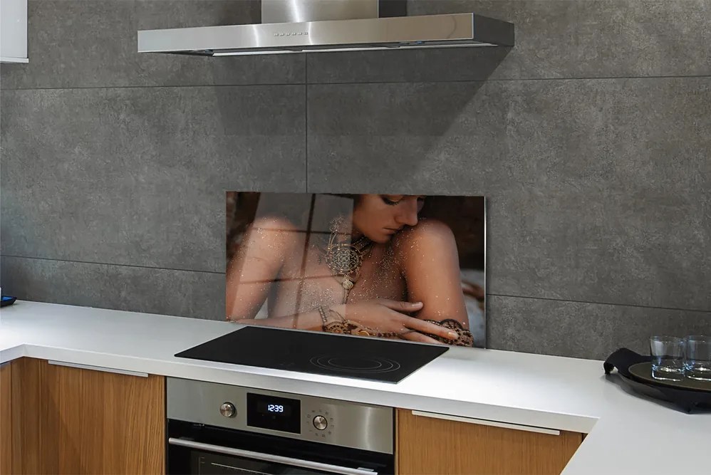 Szklany Panel Kobieta w Ozdobnej Biżuterii