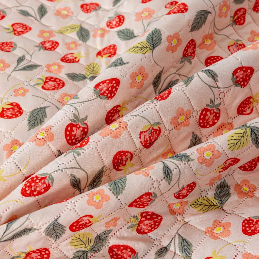 Narzuta na łóżko ze wzorem STRAWBERRY różowy Rozmiar: 220 x 240 cm