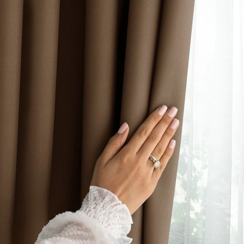 Brązowa zasłona częściowo zaciemniająca (dimout) 140x270 cm Carli – Restilo