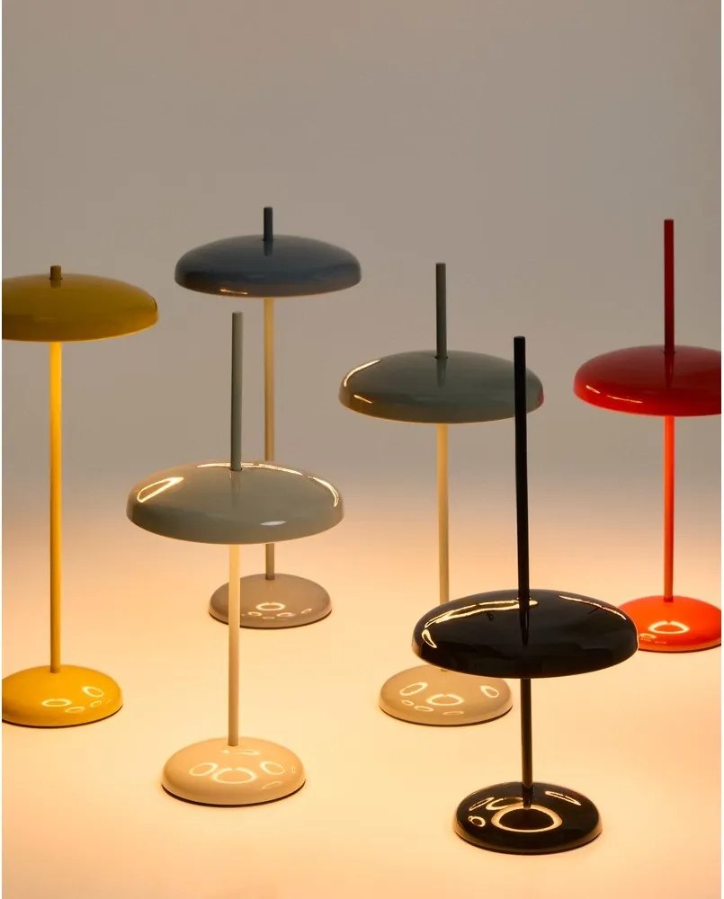 Jasnozielona lampa stołowa LED ze ściemniaczem z metalowym kloszem (wysokość 35 cm) Porte – Kave Home