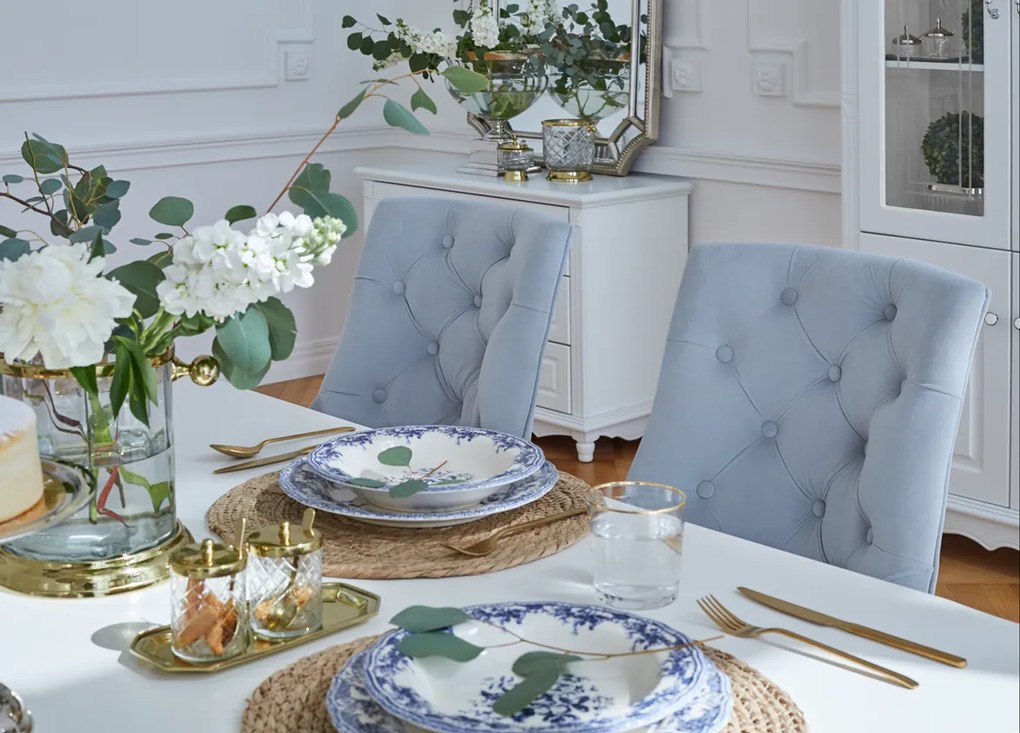 Elegancki biały stół do jadalni rozkładany Abigail 180x100x80 cm, wymiary po rozłożeniu 240x100 cm. Stół ma toczone nogi, jest zdobiony sztukaterią. Stół do salonu. Meble w stylu angielskim Victoria.