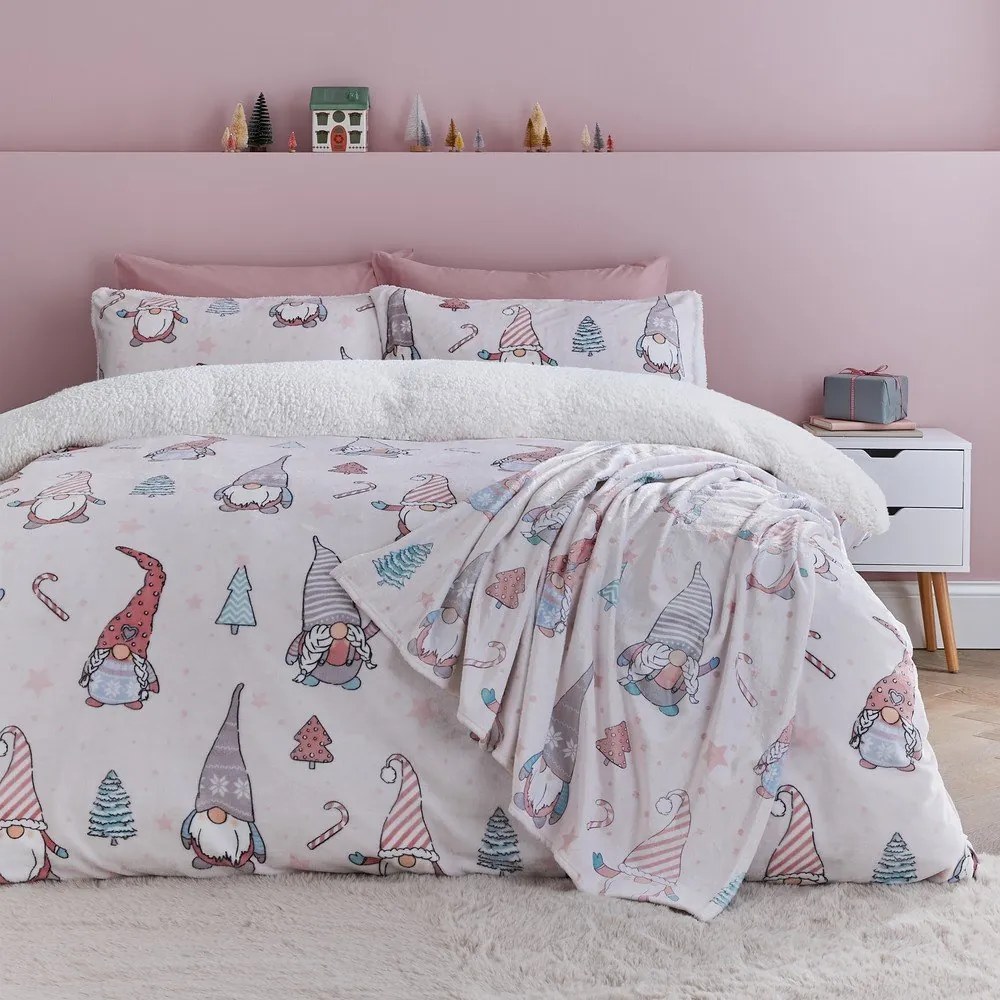 Jasnoróżowa pościel jednoosobowa z mikropluszu 135x200 cm Festive Gnomes – Catherine Lansfield