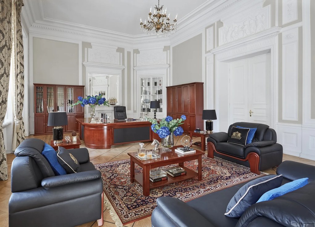 Elegancka klasyczna ława kawowa prostokątna. Ława ma kolor koniaku, widoczne usłojenie, dodatkową półkę poniżej blatu. Nogi oszczędnie frezowane. Ława z kolekcji mebli gabinetowych Prestige.