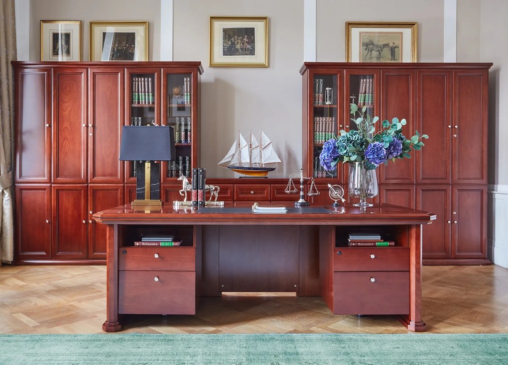Eleganckie biurko do gabinetu lub kancelarii Lord, dostępne w dwóch wymiarach 220x100 cm lub 240x110 cm. Biurko fornirowane drewnem, kolor koniak. Meble gabinetowe Prestige