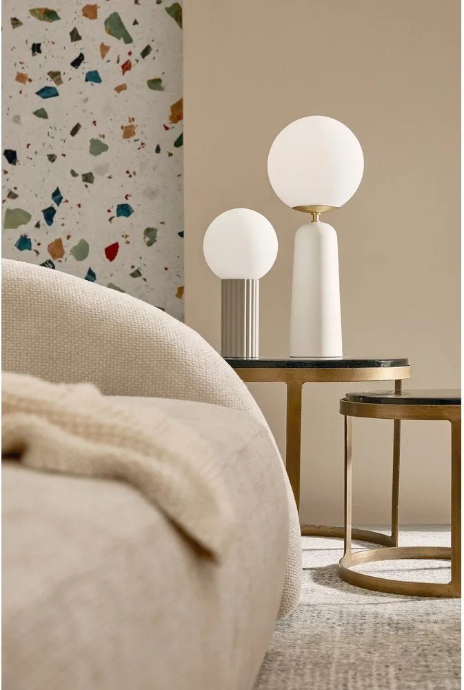 Biała metalowa lampa stołowa ze szklanym kloszem (wysokość 51 cm) Delphine – Bizzotto