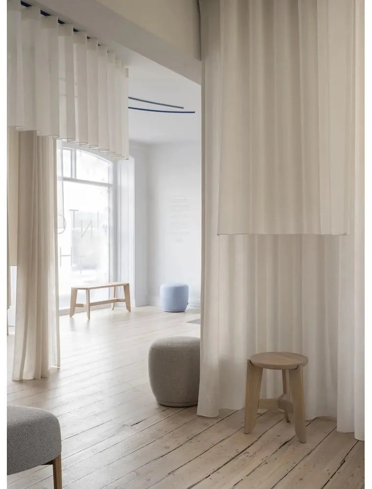 Szary fotel z materiału bouclé KUON – Blomus