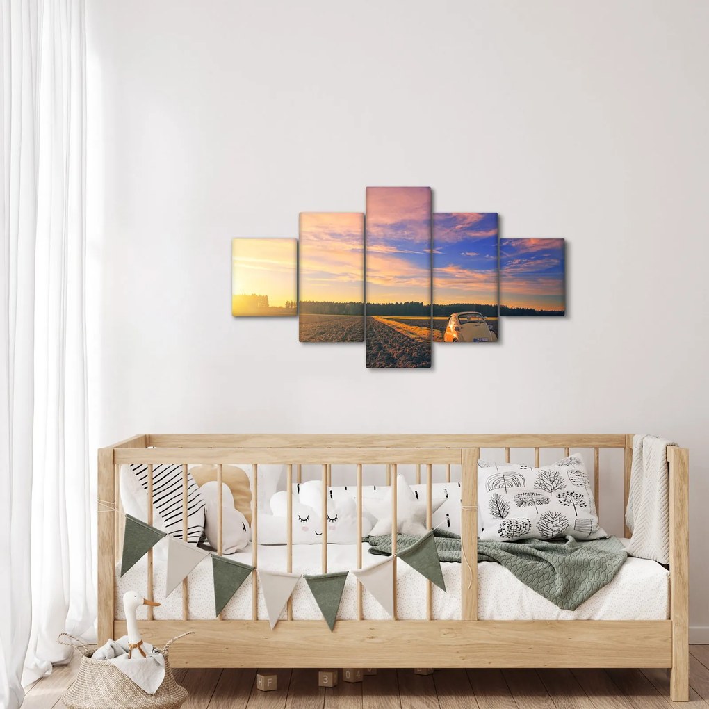 Obraz żółtego samochodu na polu (125x70 cm)