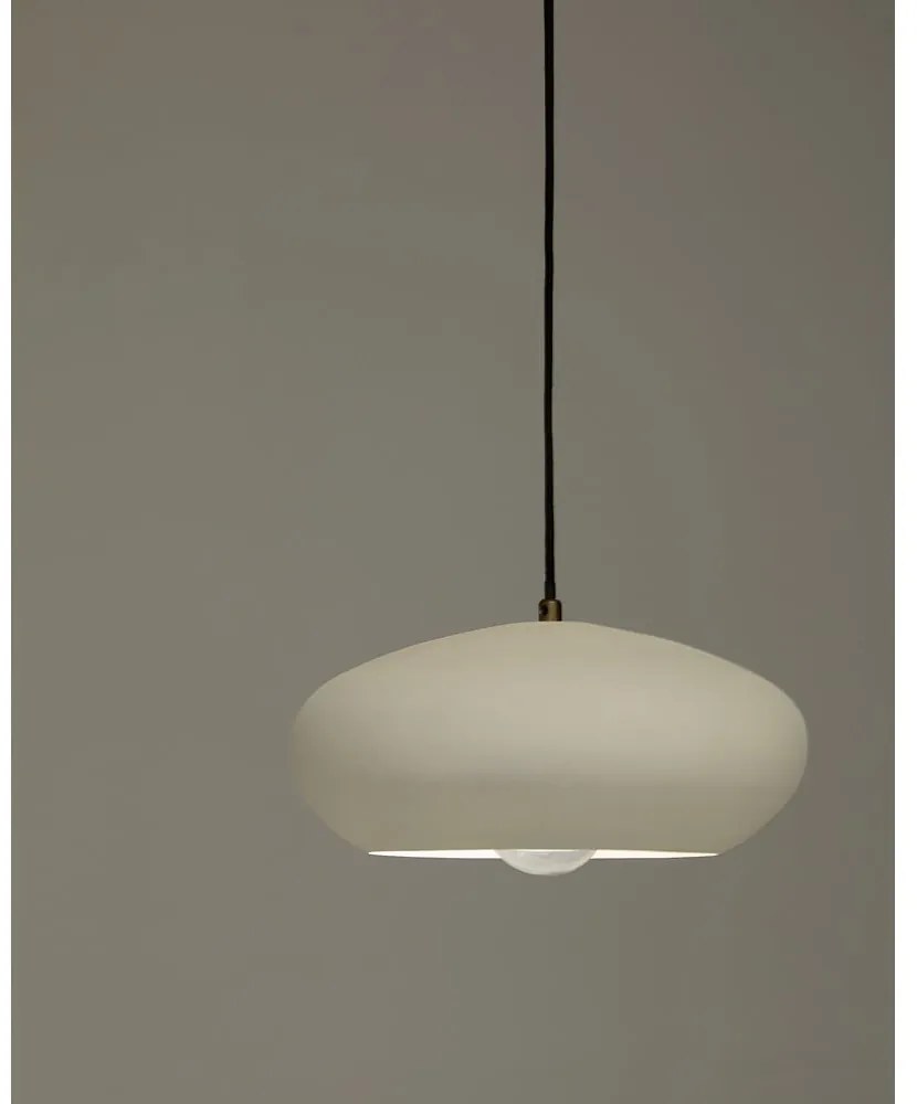Biała lampa wisząca z metalowym kloszem ø 40 cm Inda – Kave Home