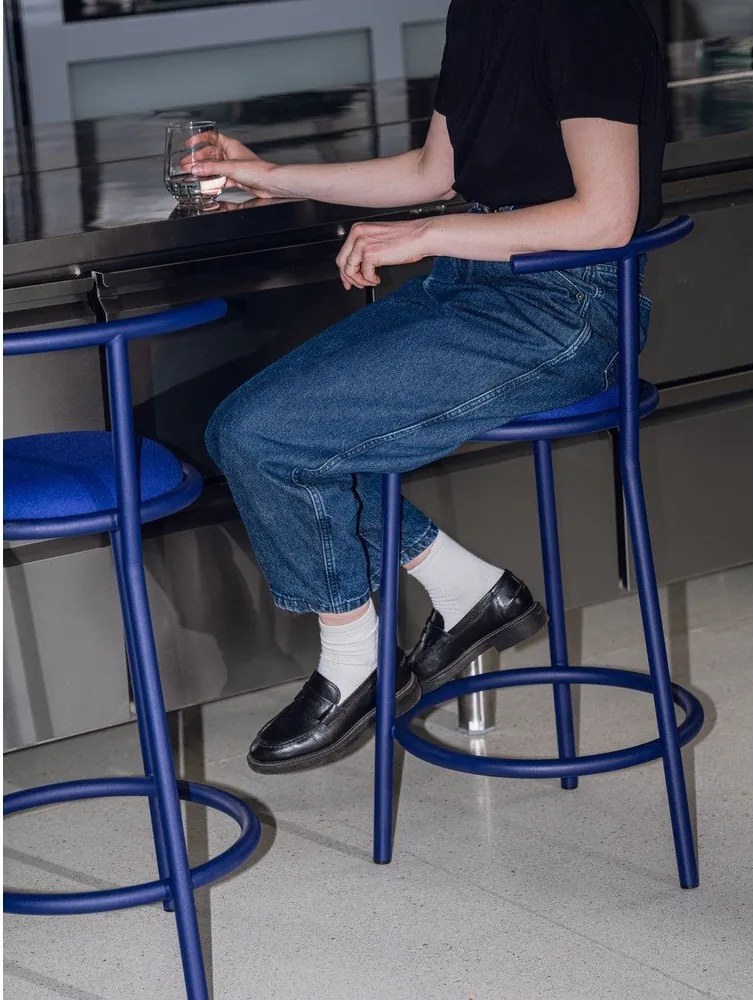 Niebieski metalowy hoker (wysokość siedziska 68 cm) Hogo – noo.ma