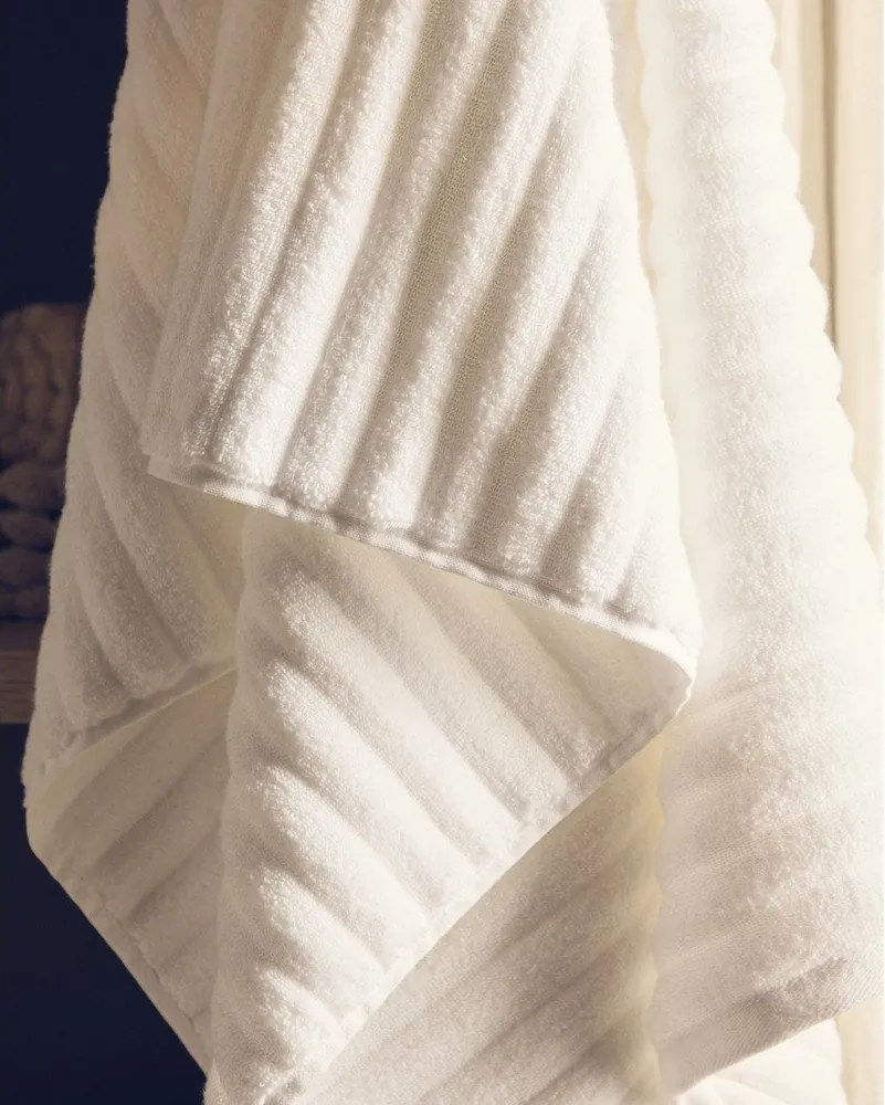 Biały bawełniany ręcznik frotte 50x90 cm Navira – Kave Home