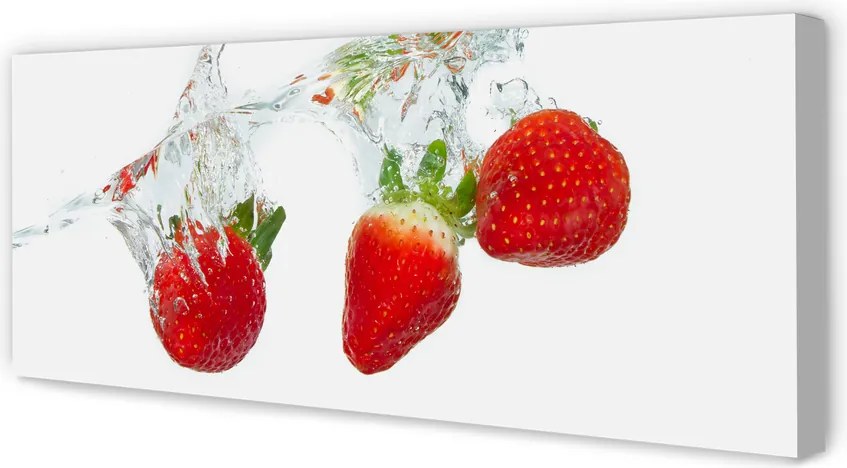 Obraz drukowany na płótnie Truskawki w Wodzie na Białym Tle