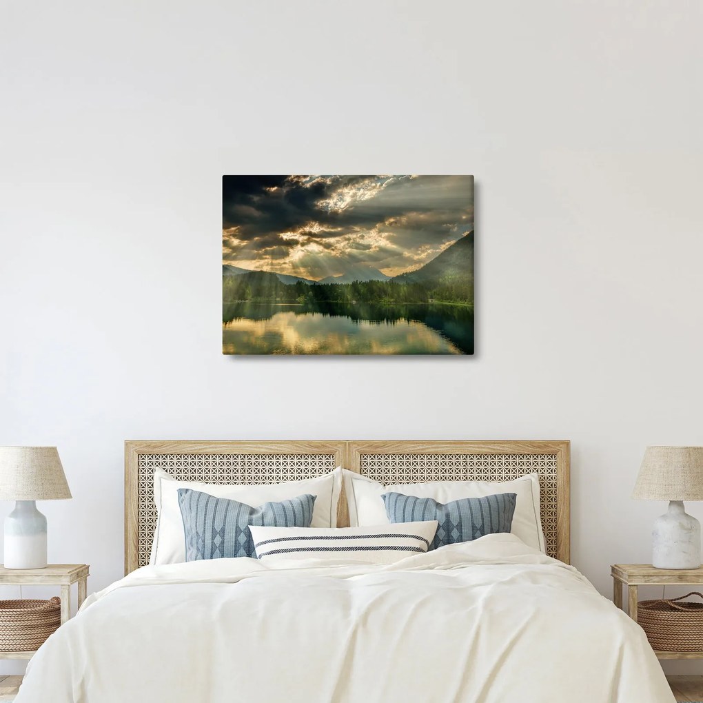 Obraz jeziora, przez które prześwieca słońce (70x50 cm)
