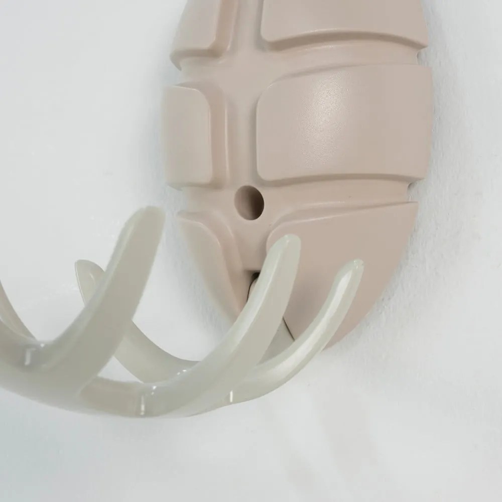 Kremowy haczyk ścienny Bug – Spinder Design