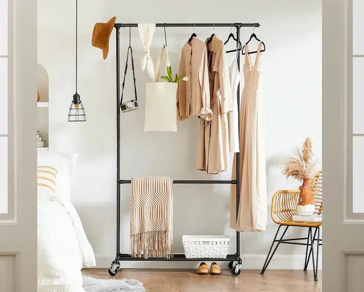 Mobilny czarny na ubrania stojak B8-C48