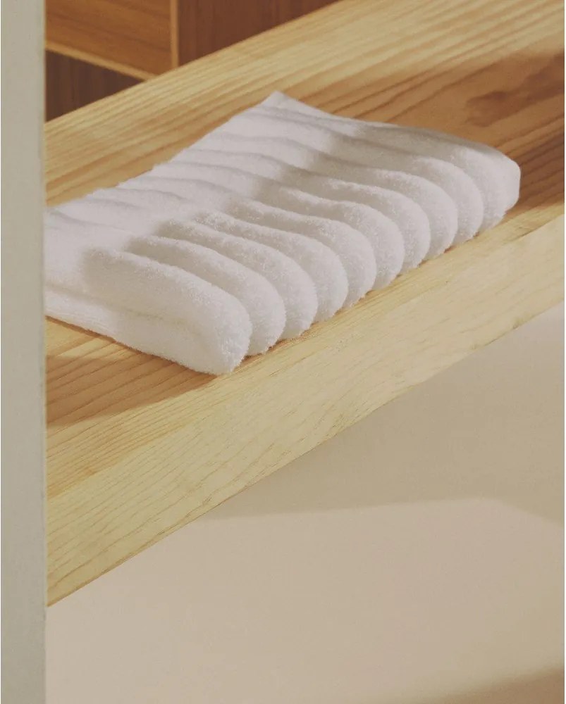 Biały bawełniany ręcznik kąpielowy frotte 70x140 cm Navira – Kave Home