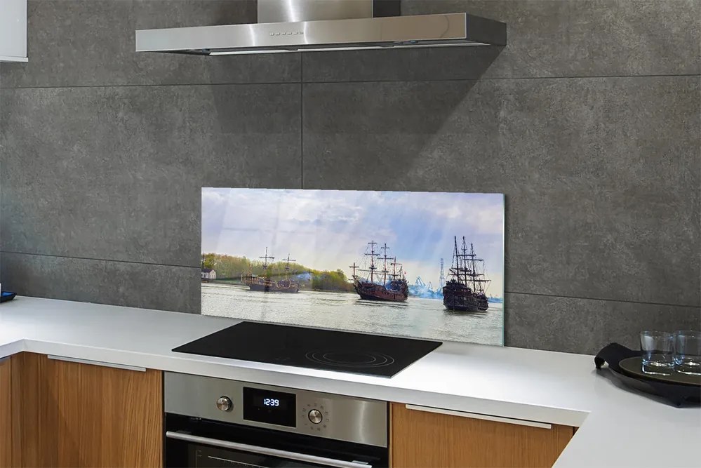 Szkło do Kuchni na Ścianę Statki pod Niebem pełnym Chmur