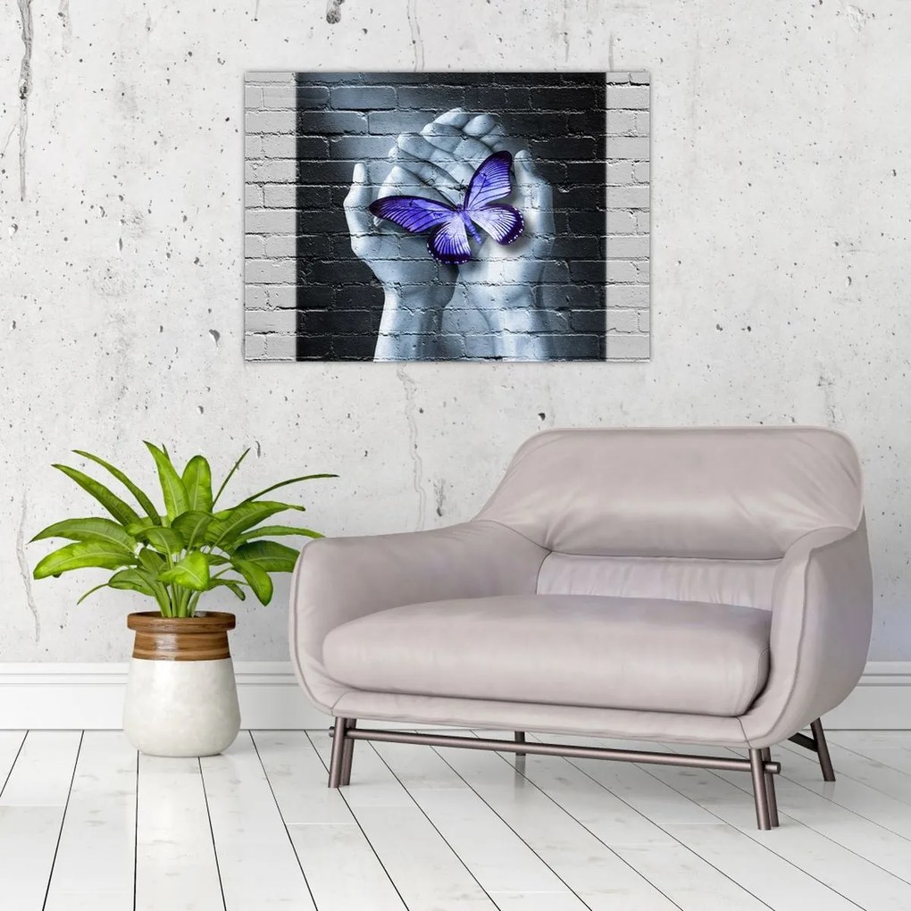 Obraz na szkle - Fioletowy motyl na ścianie (70x50 cm)