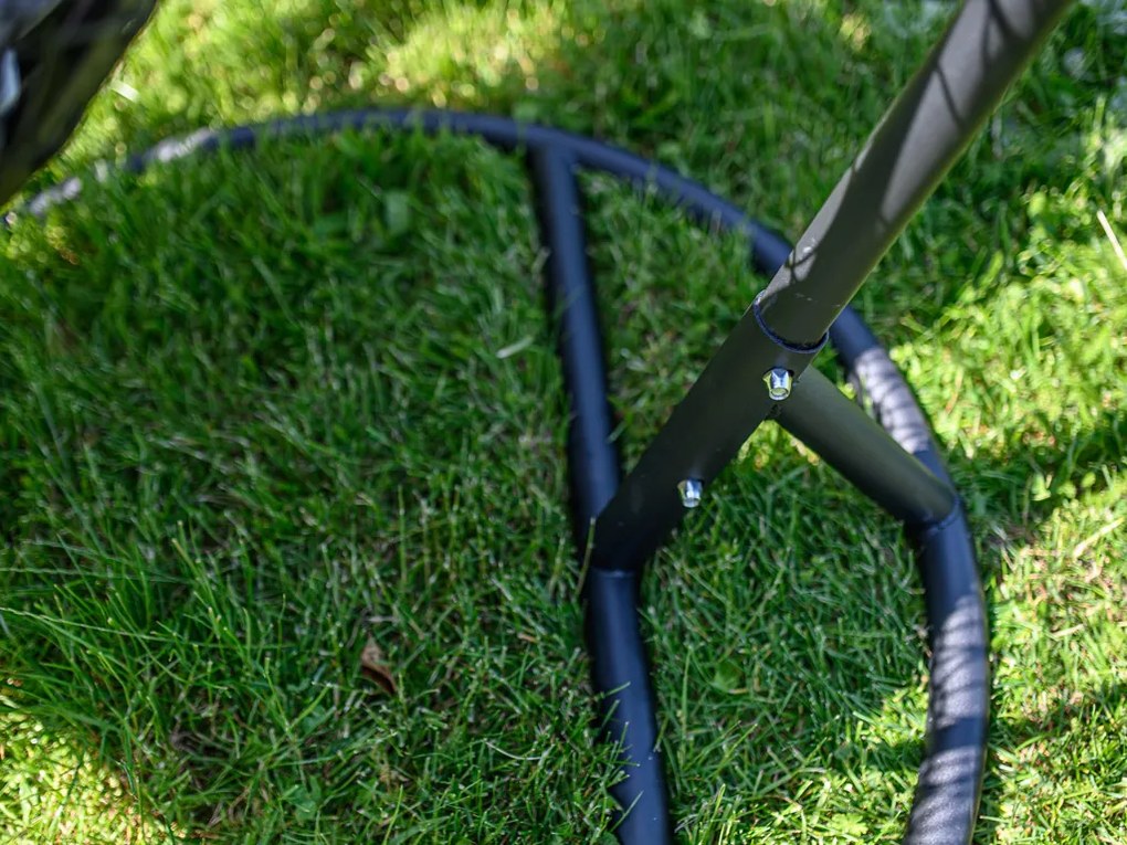 Czarne wiszące krzesło KOKON ze stojakiem, szara poduszka