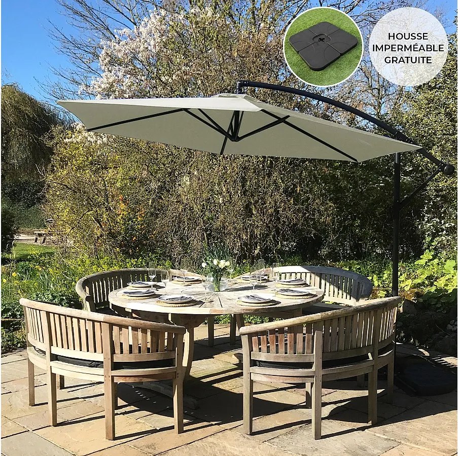 Kremowy parasol wspornikowy i kwadratowa podstawa