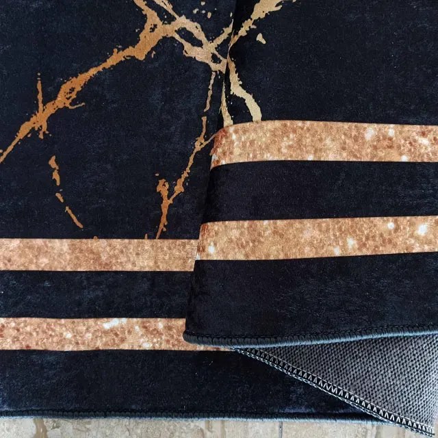 Dywan Ze Czarny Złotymi Wzorami M6-F11