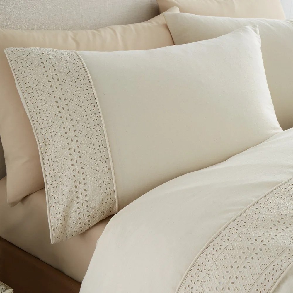 Kremowa pościel dwuosobowa 230x220 cm Broderie Anglaise – Catherine Lansfield